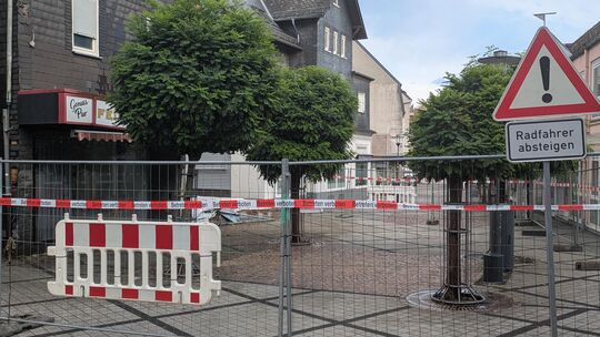 Seit Freitag ist der Bereich um die Brandruine in der Betzdorfer Innenstadt großflächig gesperrt.