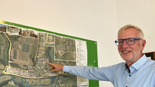 Ortsbürgermeister Frank Bettgenhäuser zeigt auf Baulücken in Neitersen. Die Ortsgemeinde möchte mit dem Förderprogramm Anreize s