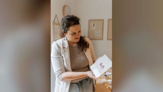 Esther Krebs zeigt ein Paar Ohrringe ihrer Kollektionen. Sie fertigt die Schmuckstücke aus Polymerton, was unter dem Produktname