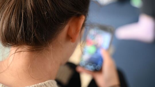 Eine Frau nutzt ihr Smartphone Eine Frau nutzt ihr Smartphone