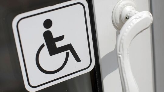 Hinweis-Schild für Menschen mit Behinderung