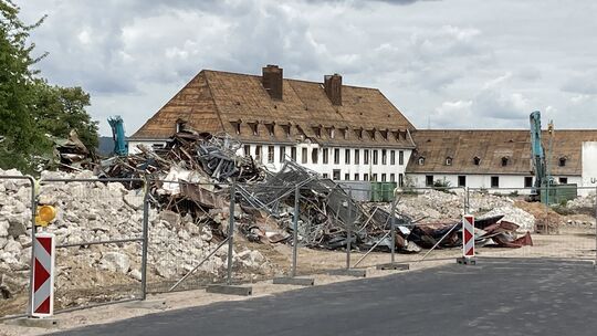 Die Gebäude der alten Fritsch-Kaserne in Koblenz-Niederberg werden seit Sommer 2025 abgerisssen, um hier 750 bis 800 neue Wohnun