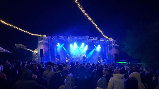 Die Premiere des„Jeff dich“-Punkrock-Festivals in Steiningen in der Vulkaneifel war, trotz durchwachsenen Wetters, ein großer Er