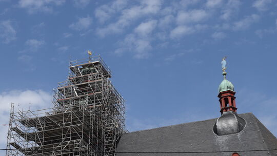 Der Dachreiter der Wallfahrtskirche mit der Glockenstube ist seit einigen Wochen eingerüstet. Für die Sanierung wird der Turm in