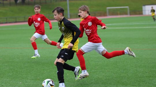 Niklas Fuchs (am Ball) traf dreimal für den JFV Rhein-Hunsrück beim 4:2-Sieg in der D-Jugend-Rheinlandliga gegen die Spvgg Trier