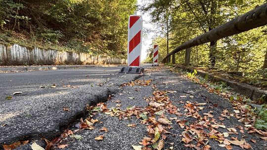Die Zufahrt zum Dauner Maar muss saniert werden, da sie etwa auf 20 Metern abgesackt ist. Wie umfangreich, ist noch offen. Es kö