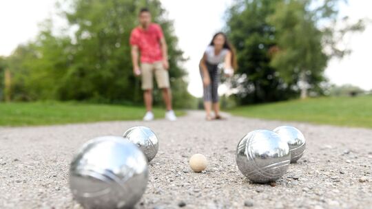 Ein Paar spielt Boule im Park