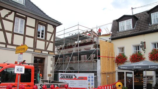 Der Abriss geht langsam voran, weil sichergestellt werden muss, dass die Nachbarhäuser nicht beschädigt werden.