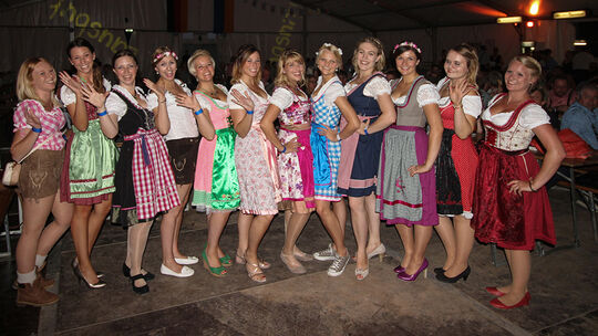 Vor genau 10 Jahren feierte man in Hahnstätten schon einmal eine Oktoberfest-Gaudi. Im "Dirndl-Outfit" die Mitglieder des Hahns