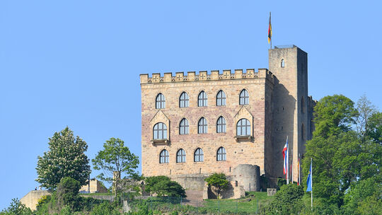 Eines der Wahrzeichen von Rheinland-Pfalz: das Hambacher Schloss. Die Menschen in Rheinland-Pfalz bezeichnen sich größtenteils a