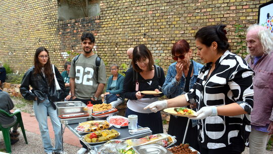 Das Friedensfest im Kulturhof des AJK war bei aller Ernsthaftigkeit angesichts der vielen Kriege auf der Welt und des tiefen Wun