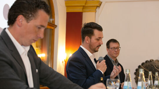 Die drei Kandidaten diskutierten vor einigen Wochen in Häckers Kurhotel auf Einladung von FDP und FWG (von links): Lino Schmidt Die drei Kandidaten diskutierten vor einigen Wochen in Häckers Kurhotel auf Einladung von FDP und FWG (von links): Lino Schmidt