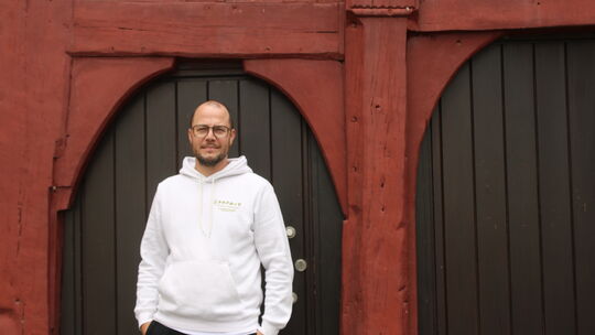 Ortsbürgermeister Florian Schliemann (hier vor dem Weinährer Rathaus) freut sich auf das Jubiläumsjahr.