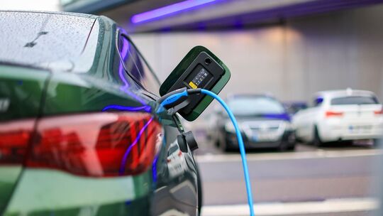 Elektroauto lädt an Ladesäule