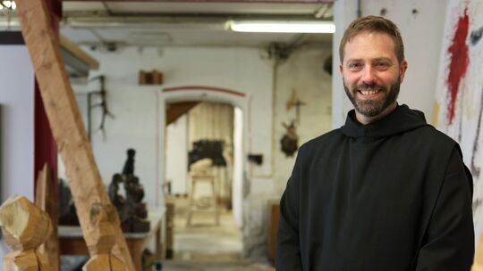 In seinem großen Atelier im Kloster kann Bruder Stephan all seine Kreativität ausleben. Dabe kommen verschiedene Materialien zum In seinem großen Atelier im Kloster kann Bruder Stephan all seine Kreativität ausleben. Dabe kommen verschiedene Materialien zum