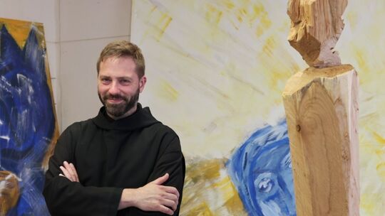 Stephan Oppermann ist nicht nur Florist, sondern auch Bildhauer, Trauerbegleiter und Quereinsteiger im Bestattungswesen. Stephan Oppermann ist nicht nur Florist, sondern auch Bildhauer, Trauerbegleiter und Quereinsteiger im Bestattungswesen.