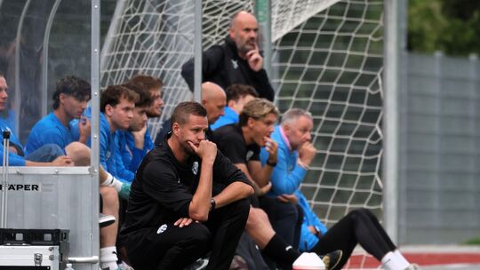 Was ist los beim FC Emmelshausen-Karbach? Trainer Patrick Kühnreich (vorne) macht sich Gedanken, wie er nach zwei Pleiten in der Was ist los beim FC Emmelshausen-Karbach? Trainer Patrick Kühnreich (vorne) macht sich Gedanken, wie er nach zwei Pleiten in der