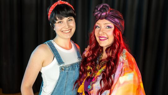 Beste Freundinnen und ihre gemeinsame Liebe zum Musical: Rosa Pfeifer (links) spielt Molly und Carolin Krebs Oda Mae Brown.