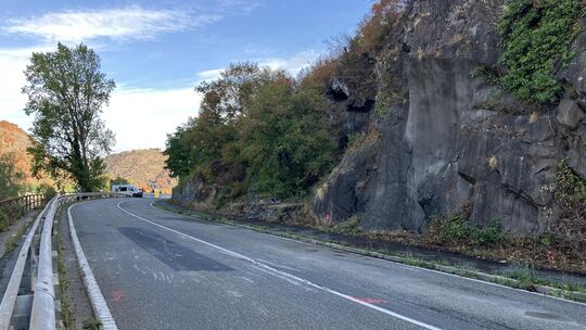 Auch auf der B42 sind die Spuren des Felssturzes noch zu sehen.