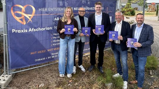 Mehdi Afscharian (mit Ehefrau Tanja), Sebastian Berscheid, MdL Roland Weimer und VG-Chef Klaus Lütkefedder vor dem Gebäude, in w