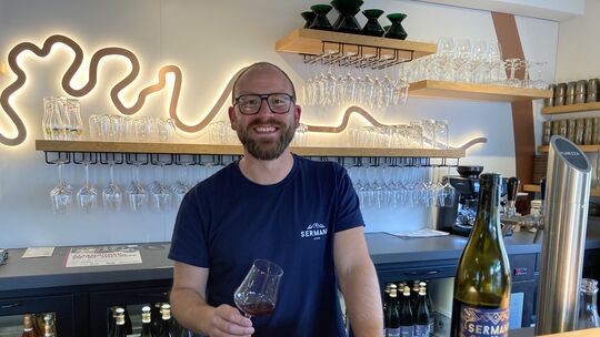 In seinem Restaurant Thüres in Altenahr schenkt der 36-jährige Winzer Lukas Sermann auch seine eigenen Weine aus.