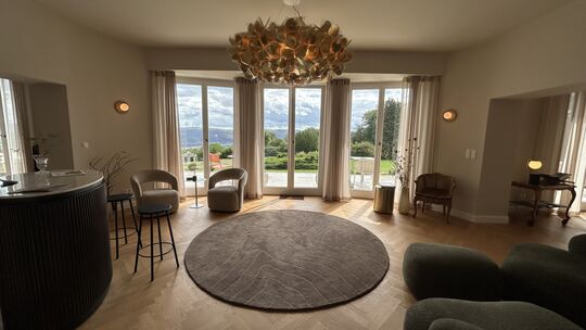 Im Salon können die Gäste zusammenkommen. Der Bereich im Erdgeschoss steht allen Gästen der Villa Königsstuhl in Rhens frei zur