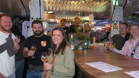 Diese Besucher aus Kirschroth (links) ließen sich den edlen Rebensaft am Stand des Weingutes Bamberger munden.