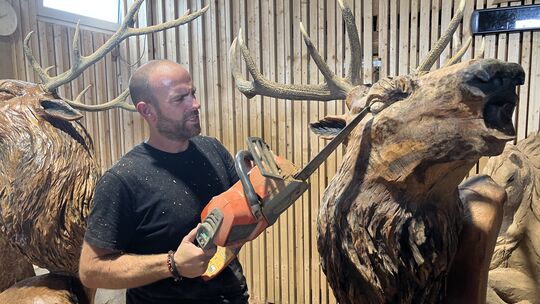Selbst wenn eine Skulptur für den Außenstehenden schon fertig zu sein scheint, feilt Andy Aßmann noch an den Details. Vor zweiei