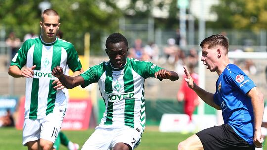 Erst kürzlich durfte Maximilian Buchheit (blaues Trikot) noch im A-Junioren DFB-Pokal mit der TuS Koblenz gegen Werder Bremen ra Erst kürzlich durfte Maximilian Buchheit (blaues Trikot) noch im A-Junioren DFB-Pokal mit der TuS Koblenz gegen Werder Bremen ra