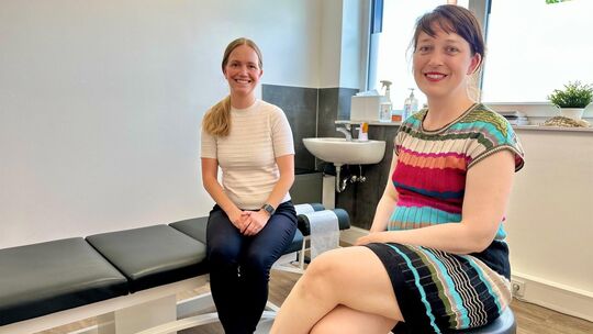 Ein Raum, zwei Praxen: Chiropraktorin Savanna Zerfaß (links) und Physiotherapeutin Ida Hameete haben jüngst im Emma Workspace in Ein Raum, zwei Praxen: Chiropraktorin Savanna Zerfaß (links) und Physiotherapeutin Ida Hameete haben jüngst im Emma Workspace in