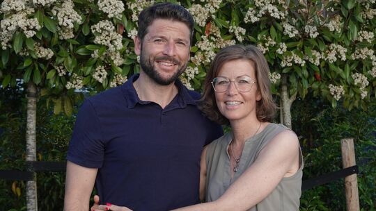 Matthias Wolf und seine Frau Jennifer Wolf-Herborn, sind glücklich, dass die Immuntheapie bei der schwerkranken 39-Jährigen bish