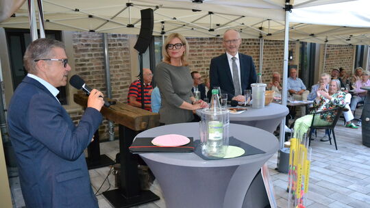 Philipp Köhler (links) moderierte den gut besuchten „Doppelpass-Dialogabend" mit Julia Klöckner und Helmut Martin in der Langenl