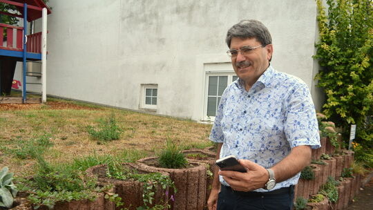 Die Initiative "Mehr Grün in Hackenheim" um Diplom-Biologe Norbert Weißmann pflegt die Bepflanzung am Rande des Dorfplatzes. Mit
