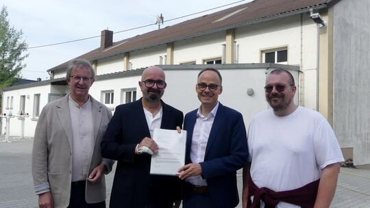 Staatssekretär Denis Alt (2. von rechts) übergab im Beisein von VG-Bürgermeister Uwe Engelmann (links) den Förderbescheid aus de