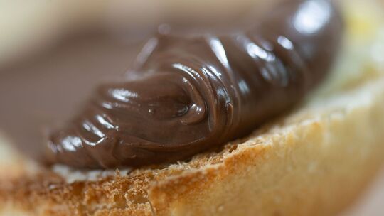 Nuss-Nougat-Creme auf einem Brötchen