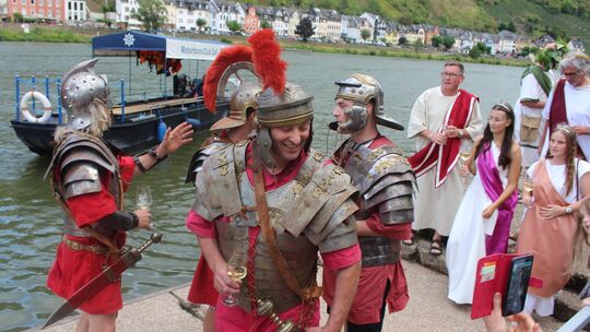 Römische Legionäre landen am Moselufer Kaimt. Es kommt nicht zum Kampf, sondern zu einem Weingelage.