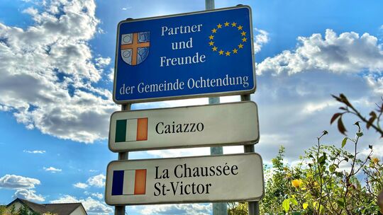 Ochtendung feiert seine Partnerschaften mit Caiazzo und La Chaussée-Saint-Victor. In den 30 Jahren sind durch zahlreiche Treffen Ochtendung feiert seine Partnerschaften mit Caiazzo und La Chaussée-Saint-Victor. In den 30 Jahren sind durch zahlreiche Treffen