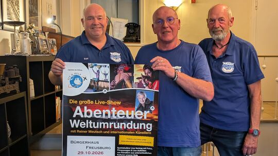 Ralf Schaumann, Uwe Manderbach und Bernd Schneider mit dem Plakat für die Live-Show von Reiner Meutsch.