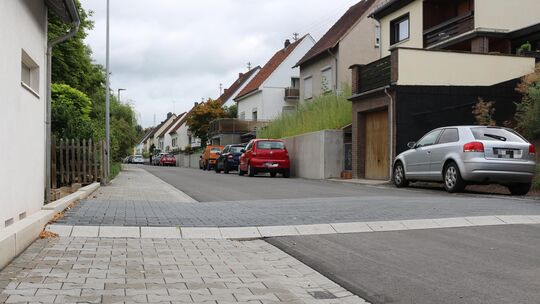 Die Fahrbahnschwellen in den sanierten Abschnitten der Königsberger Straße reichen von Haus zu Haus. Das liegt daran, dass Fahrz
