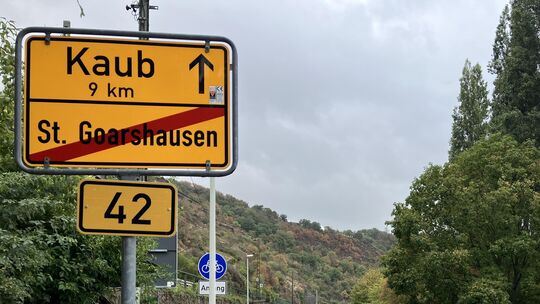 Nach dem Felssturz am Montagmorgen musste die B42 zwischen St. Goarshausen und Kaub voll gesperrt werden. Seit Mittwochmorgen is