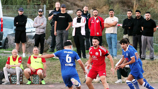 Enes Yilmaz (am Ball) kann sich mit seinem FC Cosmos (blaue Trikots) nicht gegen Anadolu (in Rot Durim Jusufi) auf dem ungewohnt