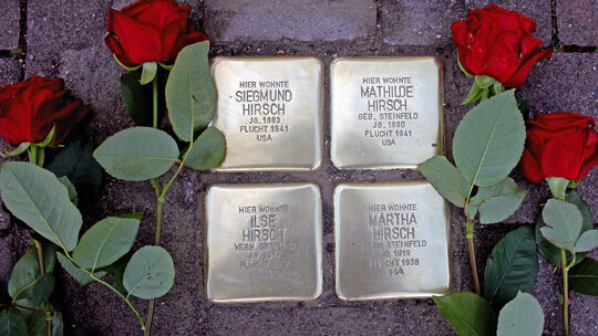 "Stolpersteine" in Form von eingelassenen Messingtafel erinnern in Niederfell an die in der NS-Zeit drangsalierte jüdische Famil
