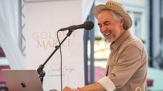 Der Electronic-Singer/Songwriter Jan Loechel, der unwissend Ideengeber für die Veranstaltungsreihe „Golden Markt“ in Hachenburg Der Electronic-Singer/Songwriter Jan Loechel, der unwissend Ideengeber für die Veranstaltungsreihe „Golden Markt“ in Hachenburg