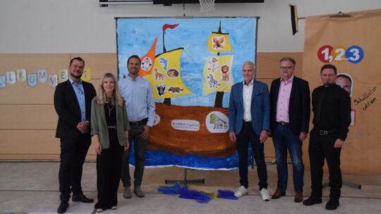 Große Freude herrschte bei (von links) Jens Fleck, Bianca Leiberich, Marc Hassel, Fred Jüngerich, Sascha Koch (Abteilungsleiter Große Freude herrschte bei (von links) Jens Fleck, Bianca Leiberich, Marc Hassel, Fred Jüngerich, Sascha Koch (Abteilungsleiter