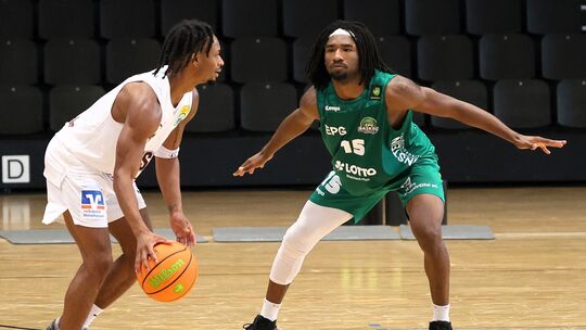 Chase Johnson (in Grün) und die Koblenzer Baskets präsentieren sich am Sonntag im Test gegen Essen erstmals dem heimischen Publi