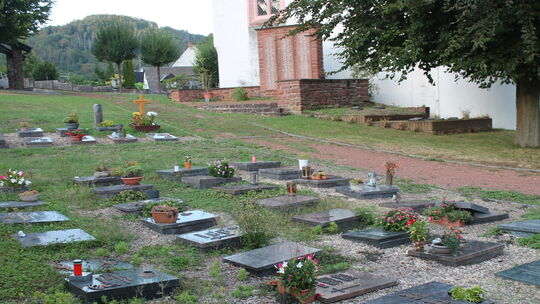 Ein Feld mit Urnengräbern an der Dausenauer St. Kastor-Kirche. Im Gotteshaus wurde in kleiner Runde angeregt über das neue rhein