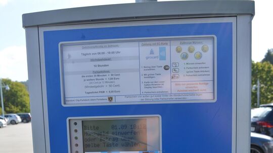 In Boppard kosten die ersten 30 Minuten Parken 50 Cent. Danach jede Stunde 1 Euro.