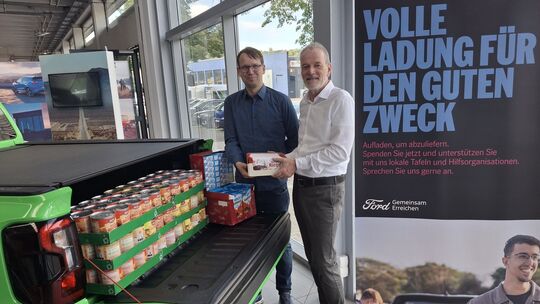 Der Grundstock ist gelegt - von links: Marco Wagner (Caritasverband Koblenz) und Burkhard Schmitt (Ford Förster).