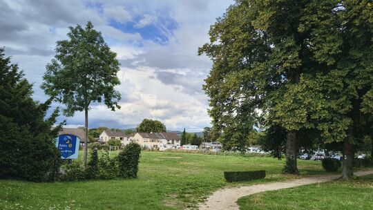 Der Bau des Feuerwehrgerätehauses auf der Jahnwiese ist beschlossene Sache. Anwohner der Kolpingstraße (im Hintergrund) sehen hi