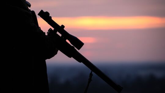 Jäger mit Waffe Jäger mit Waffe